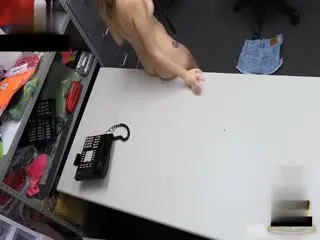 欧美绝品小萝莉因偷东西被拘留 遭警察叔叔按在审讯室里狂操粉穴