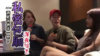 包厢激情口活：清纯妹子跪地深喉吞吐