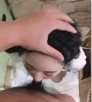 清纯小师妹被强制口交教学 深喉到哭还被迫吞精