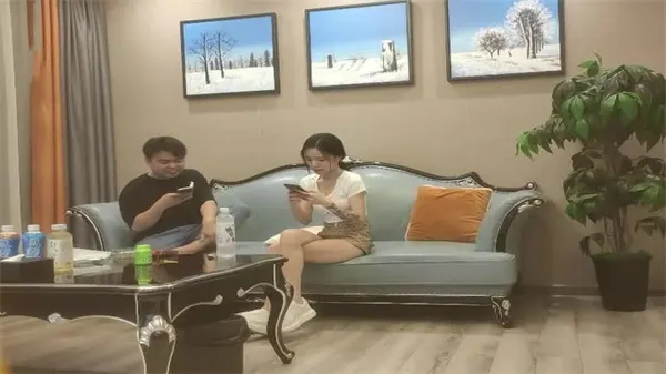 极品颜值小姐姐初次下海就被爆操到内射