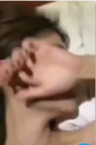 偷拍女友被巨根狂干淫叫连连 被发现后羞耻求饶