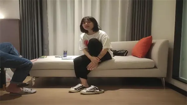 纹身辣妹纯欲反差！被身后狂操深插猛顶，高潮淫叫骚穴失控，表情全露