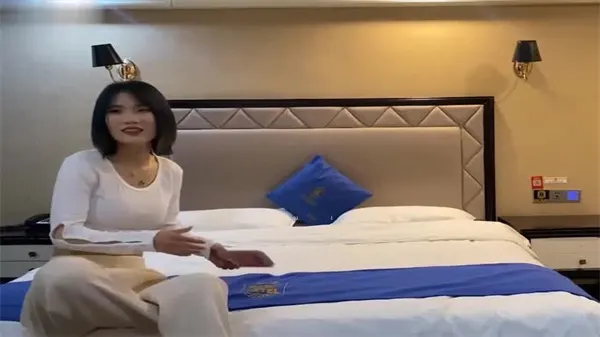 纹身花臂哥酒店狂野约炮，缺钱兼职美女主动献身满足