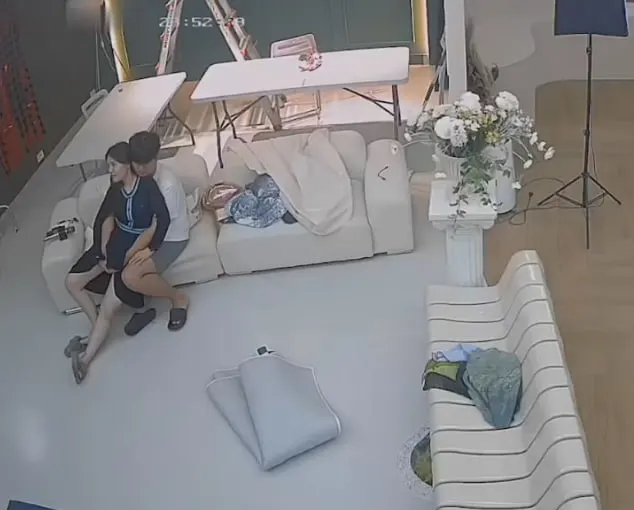 黑客入侵监控：摄影师趁无人时分玩弄老板娘，摄影棚偷拍激情缠绵全过程