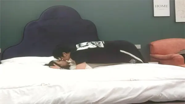 清纯学生妹撕开蕾丝胖次 舌尖疯狂挑逗蜜穴娇喘