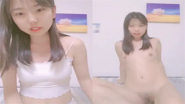 肥臀苗条贫乳少女近拍互动，淫声荡语撩骚不断，掰穴扣逼道具自慰全程激情