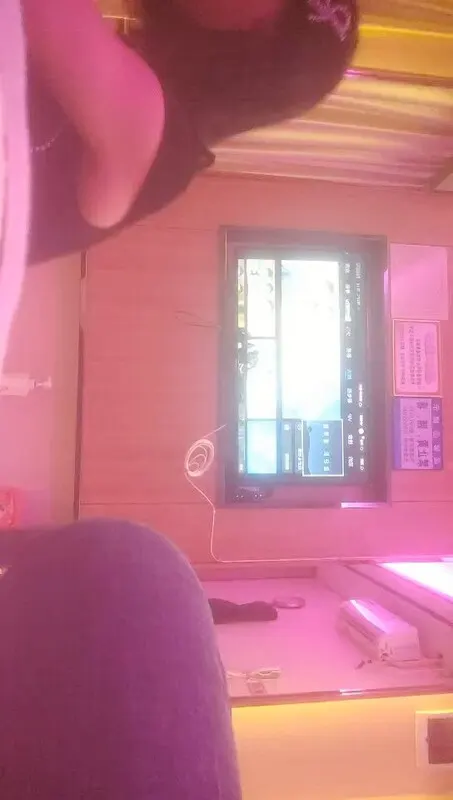 旗袍制服沐足女技师被勾搭到酒店 换上肉丝高跟鞋爆插扣穴