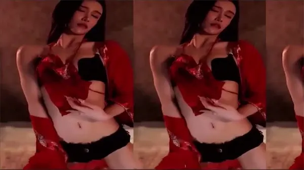 斗鱼主播艾可乐抹油巨乳诱惑：乳沟双指挑逗，脱衣舞高潮定制