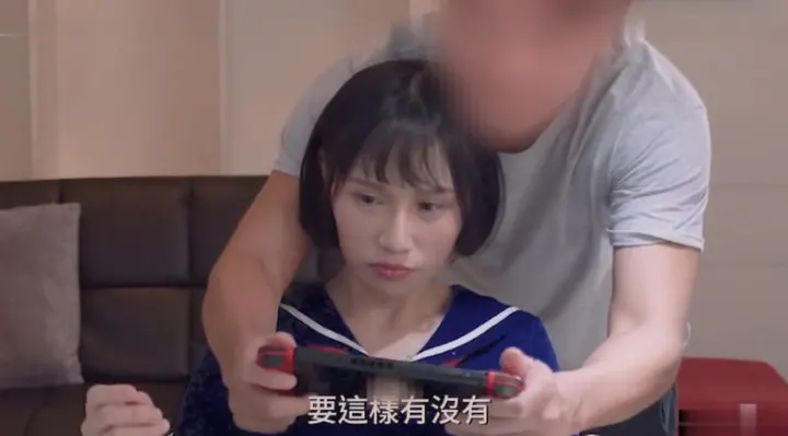 独家剧情：趁姐姐不在，偷尝她男友巨棒的饥渴夜晚
