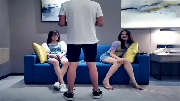激情双飞：极品外围女诱惑无限