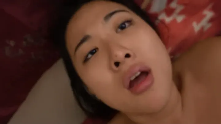 洋人上司巨根征服大眼辣妹李美静，激烈抽插干到高潮喷发欲仙欲死！