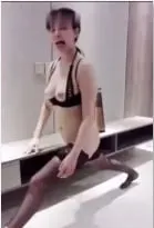 白皙淫娃一字马开腿热身，惨遭男友口爆颜射满脸喷精！