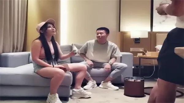 深夜地下车库，宝马女玩转刺激3P！豪车偷拍