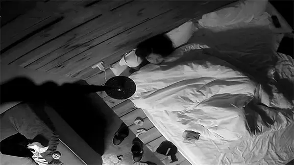 【360520】情人节特供！酒店偷窥双响炮：两部激情实录，摄像头直击隐秘战况！
