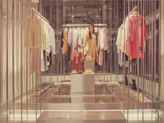 北京天使捷哥全裸购物骚翻天！客串展柜模特赤裸展示，肉体诱惑任你细品！