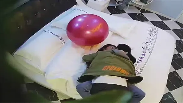 酒店偷拍！清纯校花女友私密沦陷，瑜伽球上被男友狂操内射，浪叫不止！