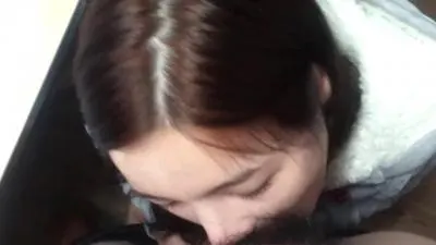 办公室偷情：上班时间把女同事按在办公桌上狂操