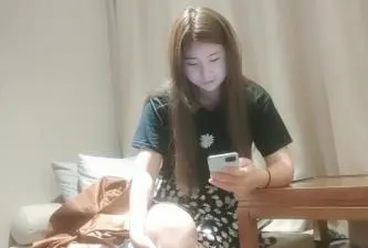纯欲少妇主动扒开蕾丝内裤揉弄蜜穴 白嫩美乳上下摆动吞吐巨根 骚穴湿滑淫语不断吞精伺候