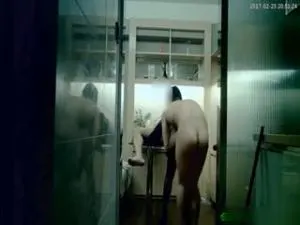 骚货遭两男轮番猛攻，高潮迭起瘫软求饶！
