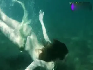 棕红发小美女在海边潜水裸泳