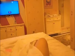 会所刚毕业没多久的漂亮短裙美女,进房间先操一次享受完按摩后再狠狠爆插
