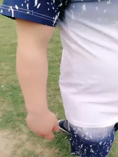 网红刘婷剧情演绎勾引无事溜达的大叔路边草地上野战还没射被骑马路过的人破坏了