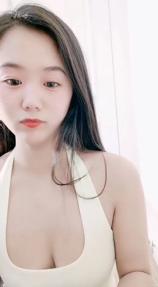 清秀新人妹小背心丁字裤致命诱惑！撩衣揉奶扭腰浪叫，掰开多毛嫩穴拍打特写，紧致小逼任君品尝！