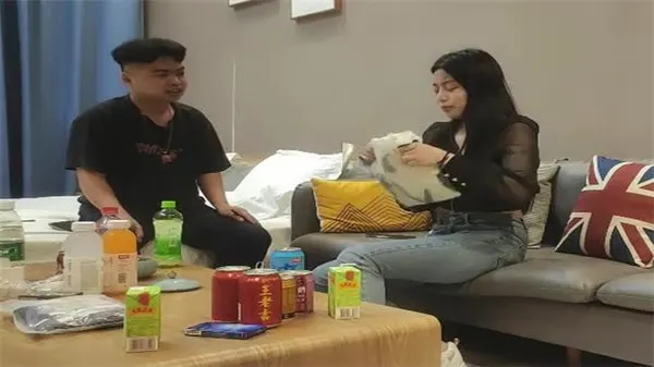 22岁兼职学生妹穿女仆装服务，清纯肉体任你开发！