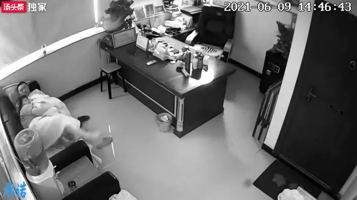 办公室摄像头镇上的领导和大姐办公室偷情悲剧了