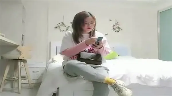 肉感骚妇偷情狼友惨被渣狼友偷拍..._