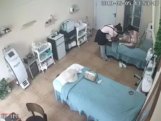 四五份最新骇客破解美容院网络摄像头天气开始热了年轻美眉来脱毛毛