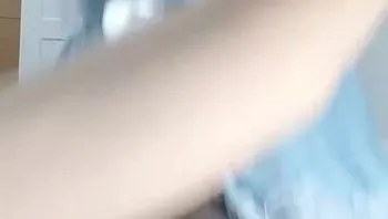 闵儿是谁？闵儿是一位极品网红女神，这一部1对1剧情定制福利视频中，闵儿穿着丝袜特别的迷人