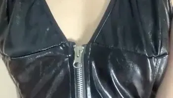 闵儿是谁？网红闵儿自拍剧情福利在哪里在线播放？这一部私人定制福利视频中，闵儿超级挑逗