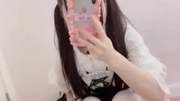 小野樱是谁？小野樱又叫蔡小熊i，这一部短片是斗鱼蔡小熊的自拍福利