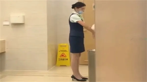 空姐机场厕所偷拍极品制服高跟骚货被扒光狂插