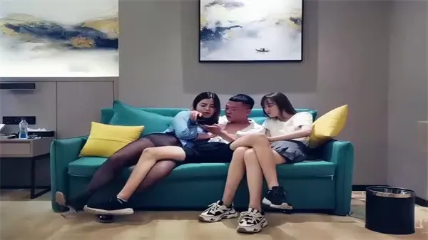 黄导双飞姐妹花 性感风骚妩媚美少女