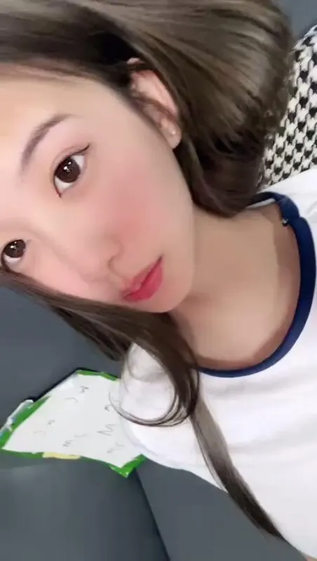 顶级校花转战黄播，细腰美腿极品颜值，紧致小穴掰开高清诱惑特写