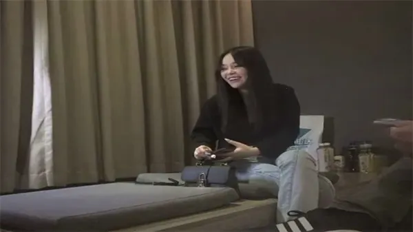 沈先生与高颜值反差美女的吃鸡激情夜，前凸后翘大长腿极致诱惑！