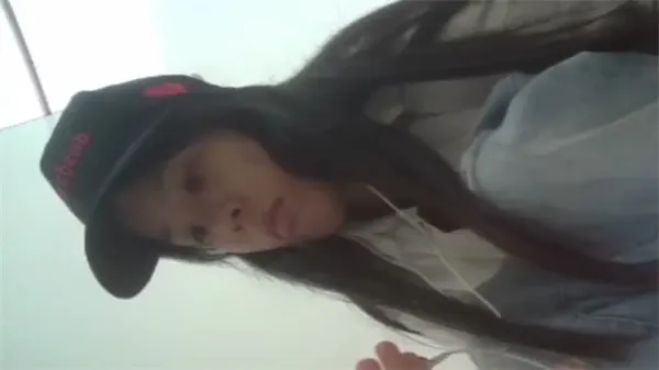 电子厂偷拍流出！正面全景捕捉靓妹穿连体裙的性感诱惑