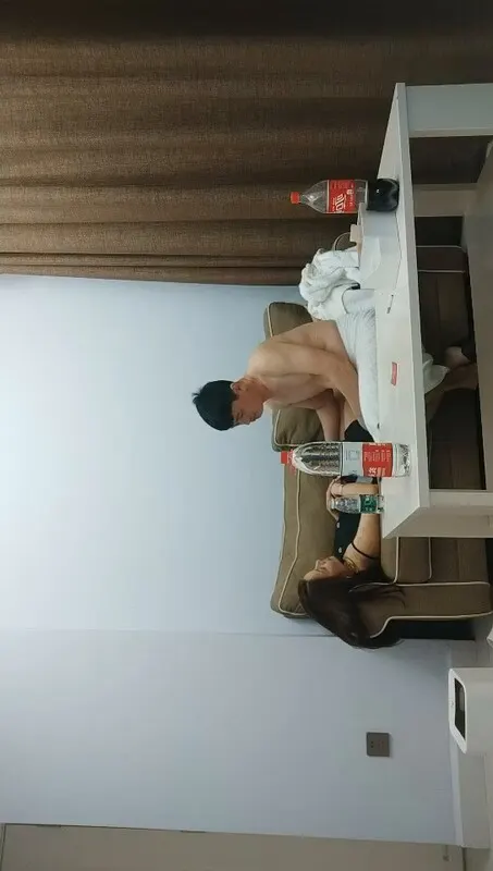 网恋三天火速奔现！未婚骚货吃饱喝足后主动献上肥臀，抱起来狂插猛干，转战大床高潮迭起，内射填满超满足！