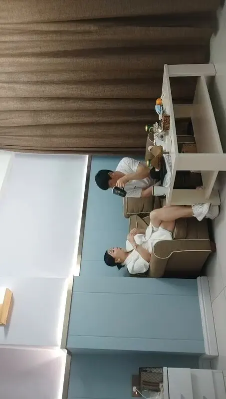 网聊诱惑：良家人妻穿白色西装御姐无毛，扶着大屁股激情后入