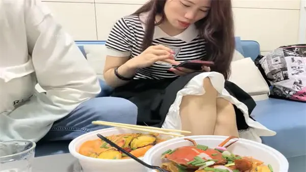 【探花实录】瘦猴先生狂操良家小少妇，骚穴被干到汁水横流，内射灌满！