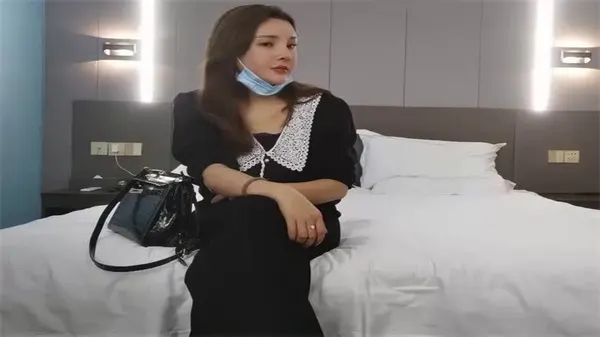 深夜场极品黑丝长腿骚妹 被猛男按在墙上爆操到腿软