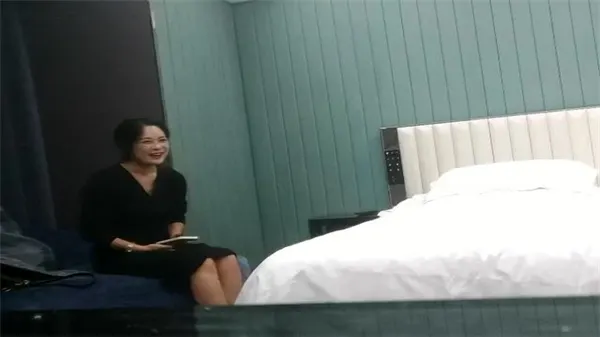 极品外围女苦苦等待 痴情探花内射狂玩