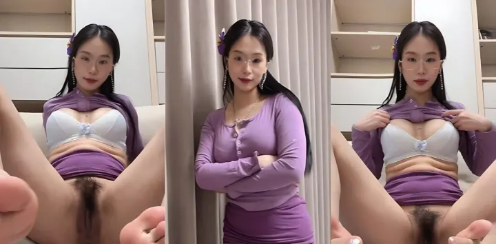 高人气美腿女神【宵夜】重金定制福利，风骚眼镜娘发情自慰掰臀淫语尽显母狗本性