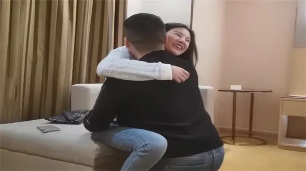 高价诱惑！极品骚浪少妇一次2000被猛操到彻底沦陷