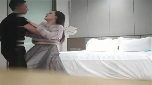 利哥眼镜人妻撞见语文老师 教室狂干极品骚货