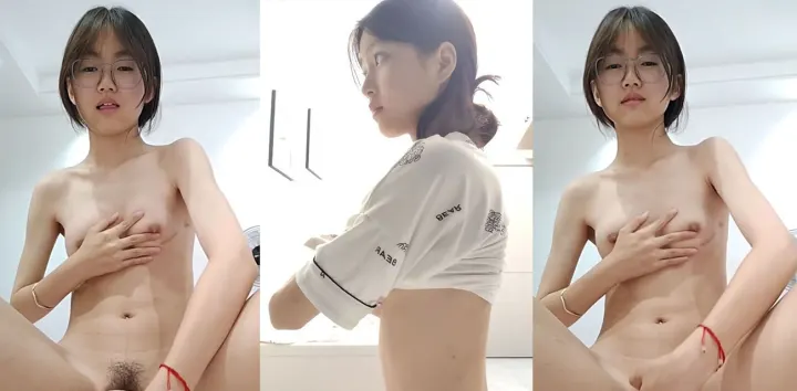 清纯眼镜学生妹露脸自慰视频流出，内裤上提紧勒逼缝冰袖拉扯猛蹭嫩穴，中指插入揉胸自慰