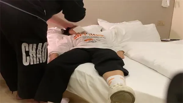 03年美女同事被下药迷翻 肥猪哥趁其昏睡猛干嫩穴 疯狂内射灌满骚货
