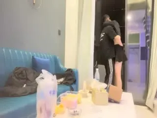 短发婴儿肥良家妹妹，趴在阳台撩裙摸穴，翘起屁股拍打.